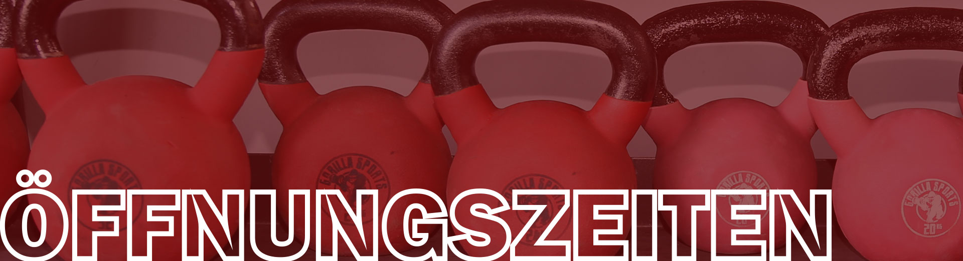 Kettlebells aufgereiht auf einem Regal mit Aufschrift: Öffnungszeiten